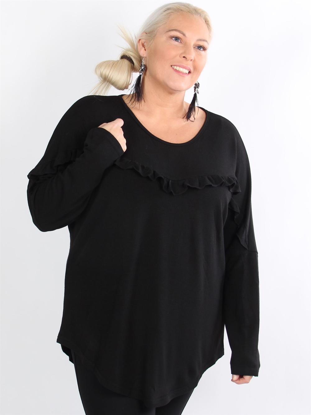 Kiki - Svart lätt stickad med volang över bröstet